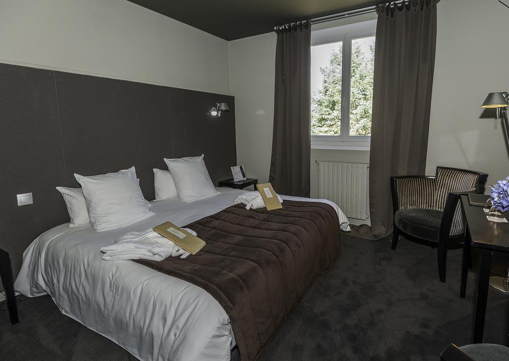 Logis Hotel - Restaurant Le Relais De Comodoliac Saint-Junien Buitenkant foto