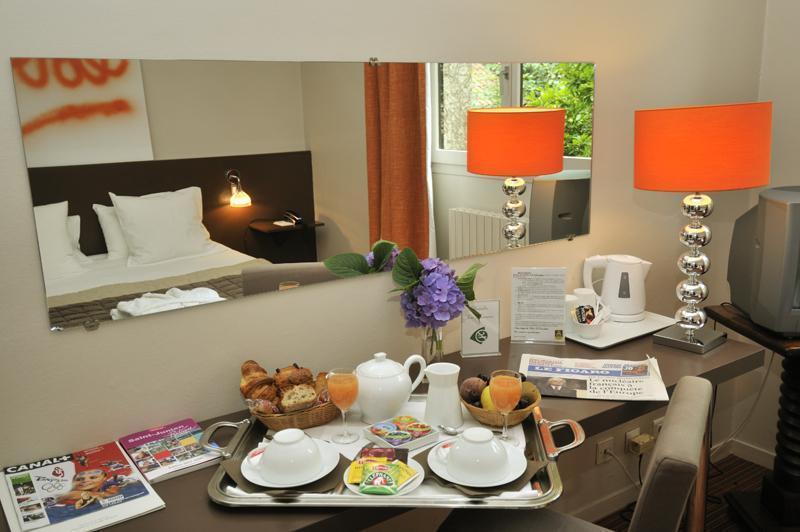Logis Hotel - Restaurant Le Relais De Comodoliac Saint-Junien Buitenkant foto