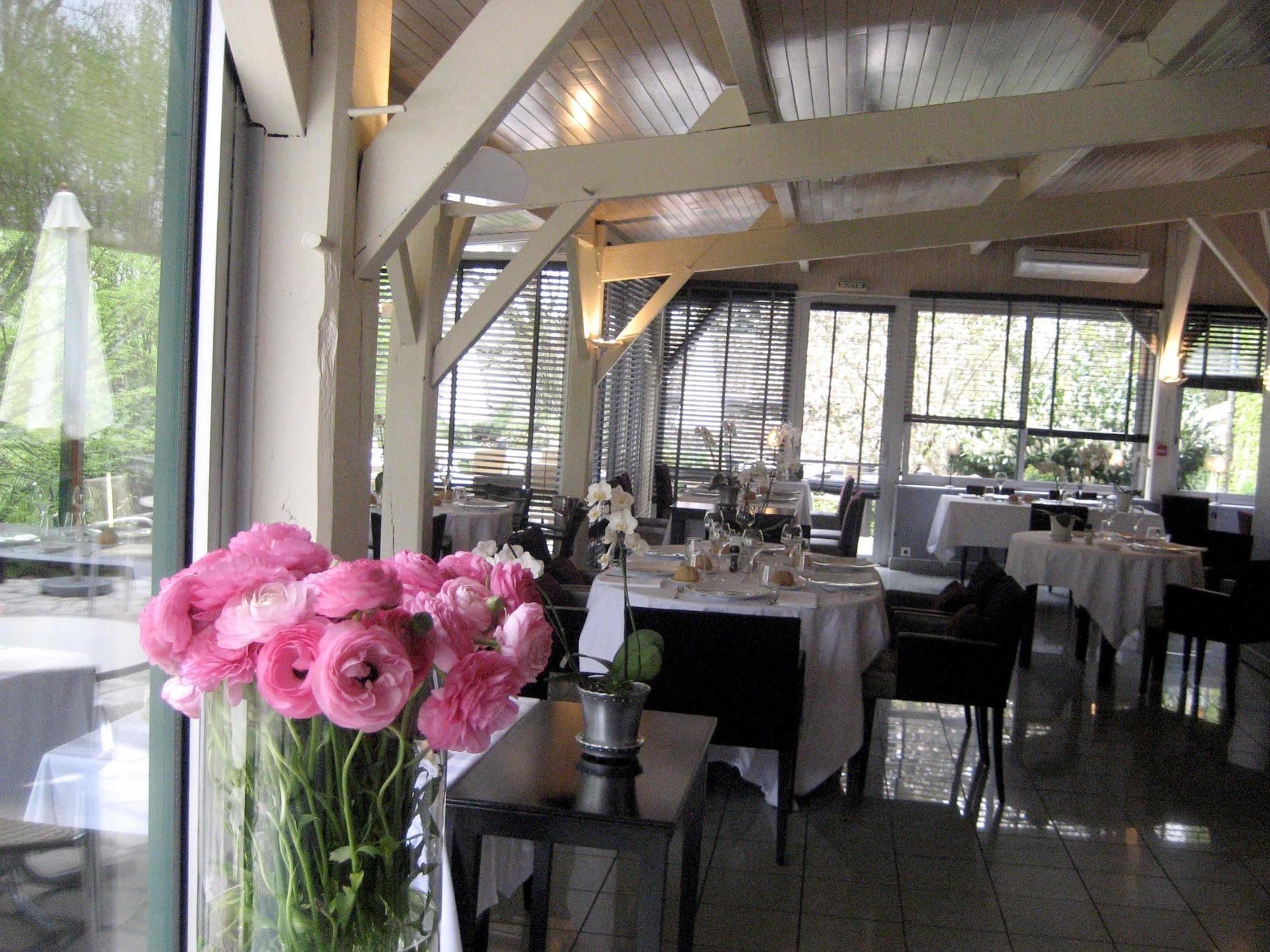 Logis Hotel - Restaurant Le Relais De Comodoliac Saint-Junien Buitenkant foto
